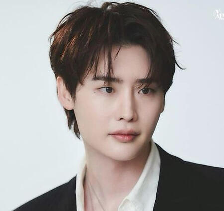 LEE JONGSUK
